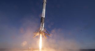 Заглавна картинка на статията "SpaceX праща хора на Луната"
