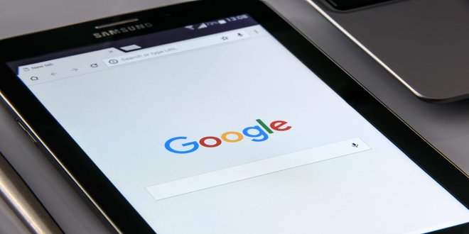 Google Contacts - екран таблет лого гугъл